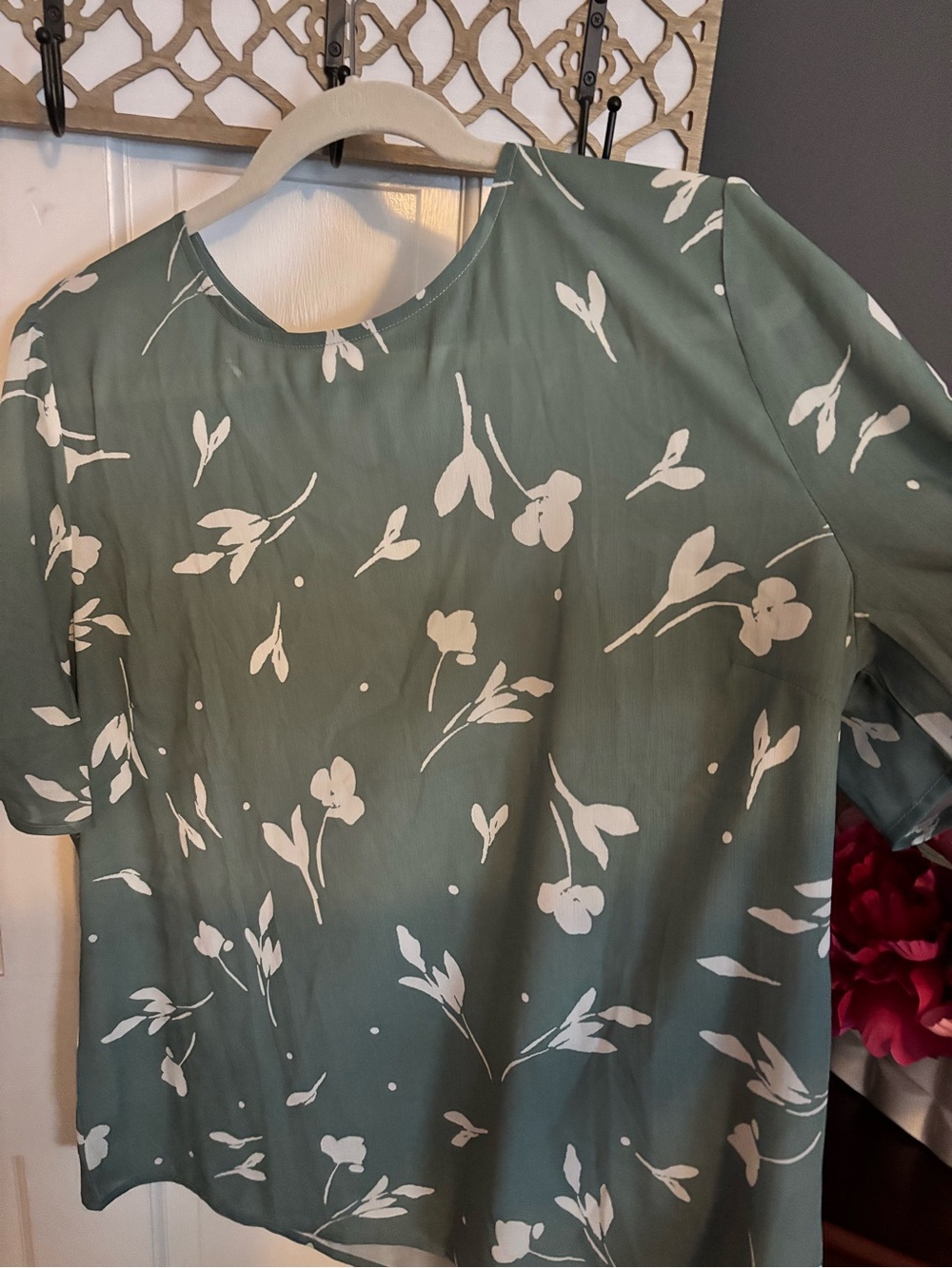 Allegra K women’s Sage Green Floral Short-Sleeve Top